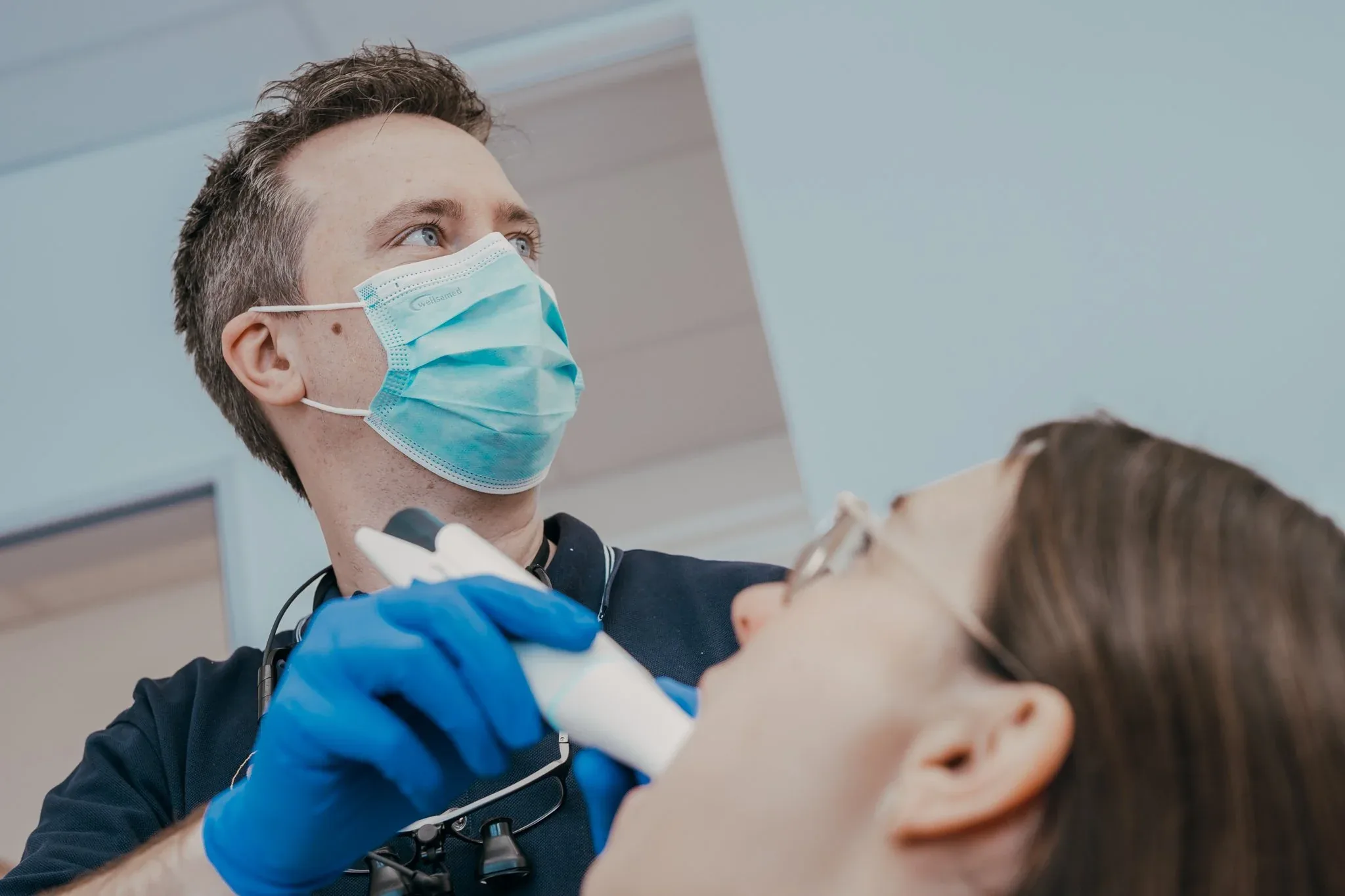 Behandlung mit moderner Technik in der Zahnmedizin Allerheiligen